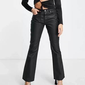 Utsvängda jeans med låg midja  - Riktigt snygga och perfekta längden för mig (är 162). De är helt oanvända och nyköpta!