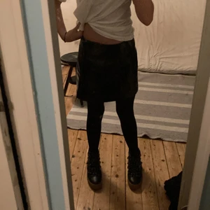 Svart skinn kjol! - En svart skinn kjol från monki!✨ Aldrig använd (pga storlek) bra skick! Sitter vid midjan ungefär! Storlek S! Sätt en budget ni tycker funkar för den! 