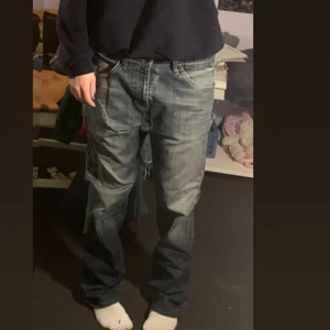 Levi’s Jeans - Säljer dessa sjukt snygga Levi’s Jeans då de tyvärr inte kommer till användning. På andra bilder håller jag i dem så att de ska passa, på tredje bilden sitter dem bara. Sitter rätt oversized på mig som vanligtvis har 36 i jeans och är ca 170 lång, men tycker de är snygga oversized. Är i storlek 34x32. De är mörkt blåa nere vid fötterna och blir ljusare längre upp till midjan, sjukt fint.🥰 köpare står för frakt och kan välja mellan spårbart paket eller inte.
