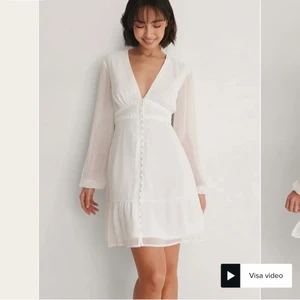 Vit chiffongklänning  - Chiffongklänning från NA-KD som är helt slutsåld, endast använd på min student🤍