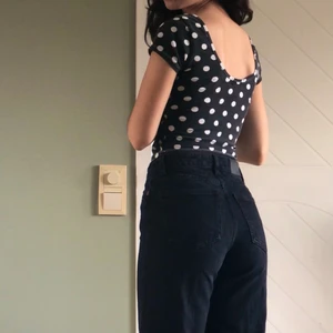 söt crop top  - storlek S men passar XS också, öppen i ryggen. 30 kr + frakt! 