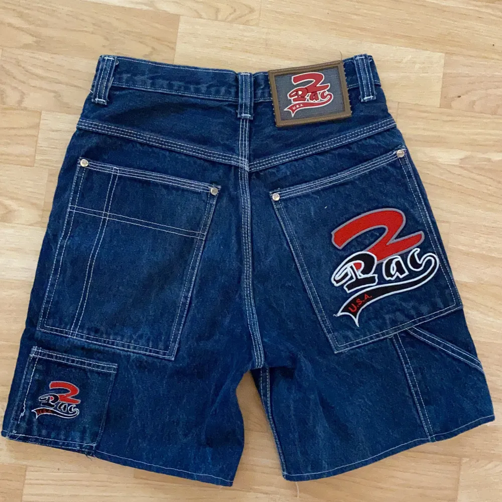 Tidigare 2pac jeans som jag sytt om till shorts, kan finnas lösa sömmar då jag inte är helt van vid symaskin. . Shorts.