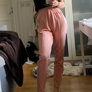 Adidasbyxor, joggers - Säljer mina oanvända SUPERFINA (äkta) adidasbyxor!💕 de är inte i det vanliga träninsmaterialet och är mer som ”finbyxor”! Säljer pga fel storlek, nypris 349kr. Köpare står för frakt 💗