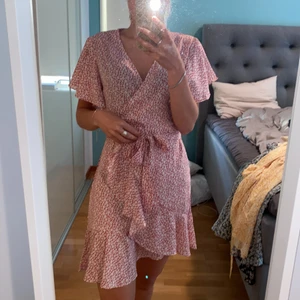 Sommar/midsommar klänning - Så fin och somrig klänning!! Stolek S, perfekt i längden på mig som är 165:)