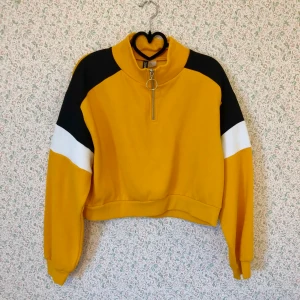 Collagetröja  - Snygg collagetröja som är cropped. Tröjan slutar ungefär nedanför naveln (Jag är 169 cm). Dragkedja i silver och stora sköna armar. Använt fåtal gånger så den är i väldigt bra skick. Storlek M. 