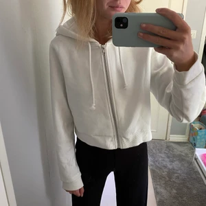 Storlek m - Zip hoodie från monki i storlek m. Den är väldigt liten i storlek men den ska också vara cropad💓💓 frakten kostar 50kr