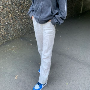 Esprit linnebyxor - Säljer mina esprit linnebyxor säljer pågrund av jag har två par de är i fint skick och super sköna dom är i stolek 40 men är som m eller s men jag har en i 38 oxå o dom är lika dana, jag är 1,71❤️❤️❤️ (köparen står för frakten)