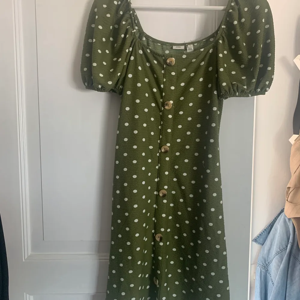Vitprickig grön klänning, perfekt till midsommar. Väl använd men i fint skick. Köparen står för frakten❣️ perfekt längd enligt mej som är 172cm. Klänningar.