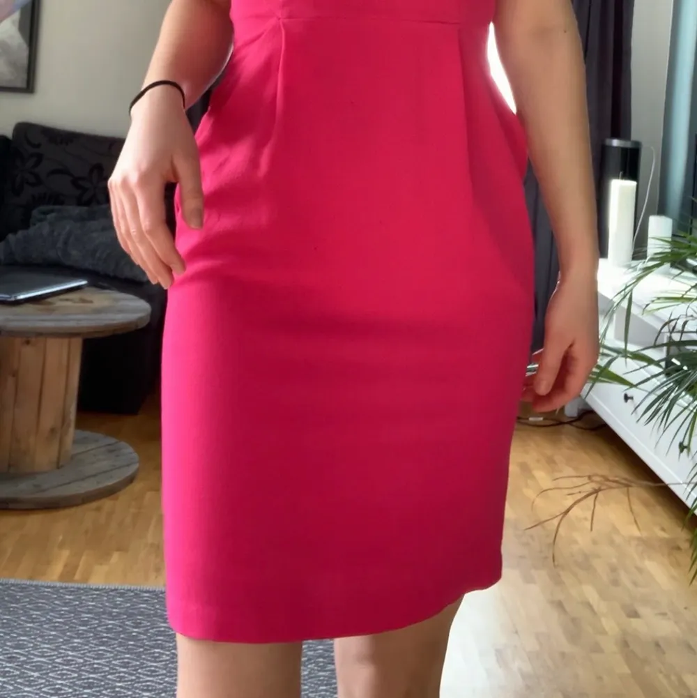 Rosa klänning, en figurnära färgklick! . Klänningar.