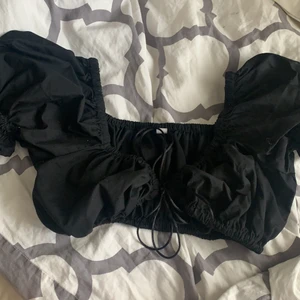 Topp - En jätte fin topp som är perfekt till sommaren. Säljer pågrund av att den inte passade mig