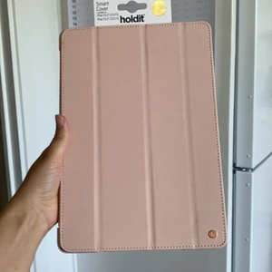 Helt nytt ipadfodral  - Säljer mitt iPad-fodral från holdit. Helt nytt. Köptes igår. Felköp och kan ej byta. Förpackningen är bruten på baksidan då jag ville testa med min iPad men det var tyvärr helt fel storlek.  Puderrosa i färgen. Passar iPad 2019 och 2020, strl 10.2”.  Köparen betalar frakt 