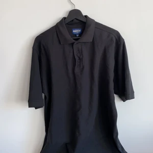 Piké  - Snygg piké från James harvest knappt använd! Skickar gärna fler bilder med mått och passform om intresse finns. Frakt tillkommer!✨✨