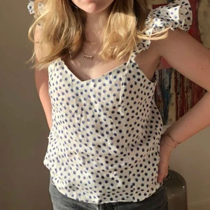 Sommar topp från HM - 💕INTRESSEKOLL💕 jag köpte denna söta toppen för cirka 2 månader sen, men det var desvärre lite stor så jag har typ ingen användning av den. Jag tycker den är super super fin och jätte bekväm, och det passar typ med allt. Jag köpte den för 250 kr. Betala frakt själva❤️