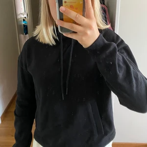 Hoodie Cubus - Lite croppad hoodie från Cubus i strl S. Använd en gång , säljer då jag inte får användning för den. Frakt tillkommer på 66kr💗