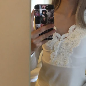 Vit fin-tröja - Säljer denna jätte fina vita tröja som ja aldrig riktigt använt! Storleken är 158/164 och skulle nog säga att den passar på någon med lite större byst.