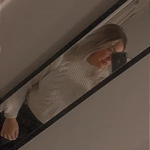 Kabel stickad  - Kabelstickad tjock tröja. Mycket skön och knappt använd. Även upphöjda axlar 