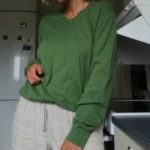 Så härlig tjocktröja! - Så härlig tunn tjocktröja köpt secondhand och helt oanvänd av mig så i fint skick!🥰 Perfekt till kyliga sommardagar/kvällar💞 Färgen gör sig inte riktigt rättvisa på bild!