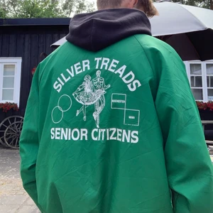 Varsity jacka grön vintage - Jag säljer en grön varsity jacka i nästan helt nytt skick. Köpte den på Broadway sons i göteborg helt oanvänd för 600kr den är använd Runt 10 gånger, säljer pågrund av ”stil byte” köparen står för frakten👍🏻☺️
