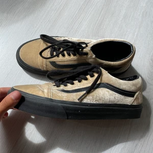 Helt nya vans - Helt nya vans som är köpta i usa får några år sedan, aldrig använda och därav säljer jag de. De är i sammet <3 storlek 38,5. Skicka privat vid frågor eller för fler bilder💗 skickar spårbart!