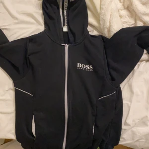 Hugo boss  -  Svart vanlig Hugo Boss kofta, har använt några gånger men har den inte till användning mer 😊