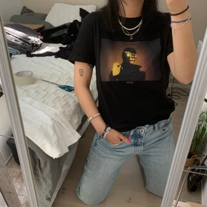 Tshirt med tryck - Jätte fin tshirt med tryck, köpt på carlings (märket är stay) den är i jätte bra skick då den enbart har använts en gång typ. Köpt för 249kr. Jag har xs i överdelar. 💓