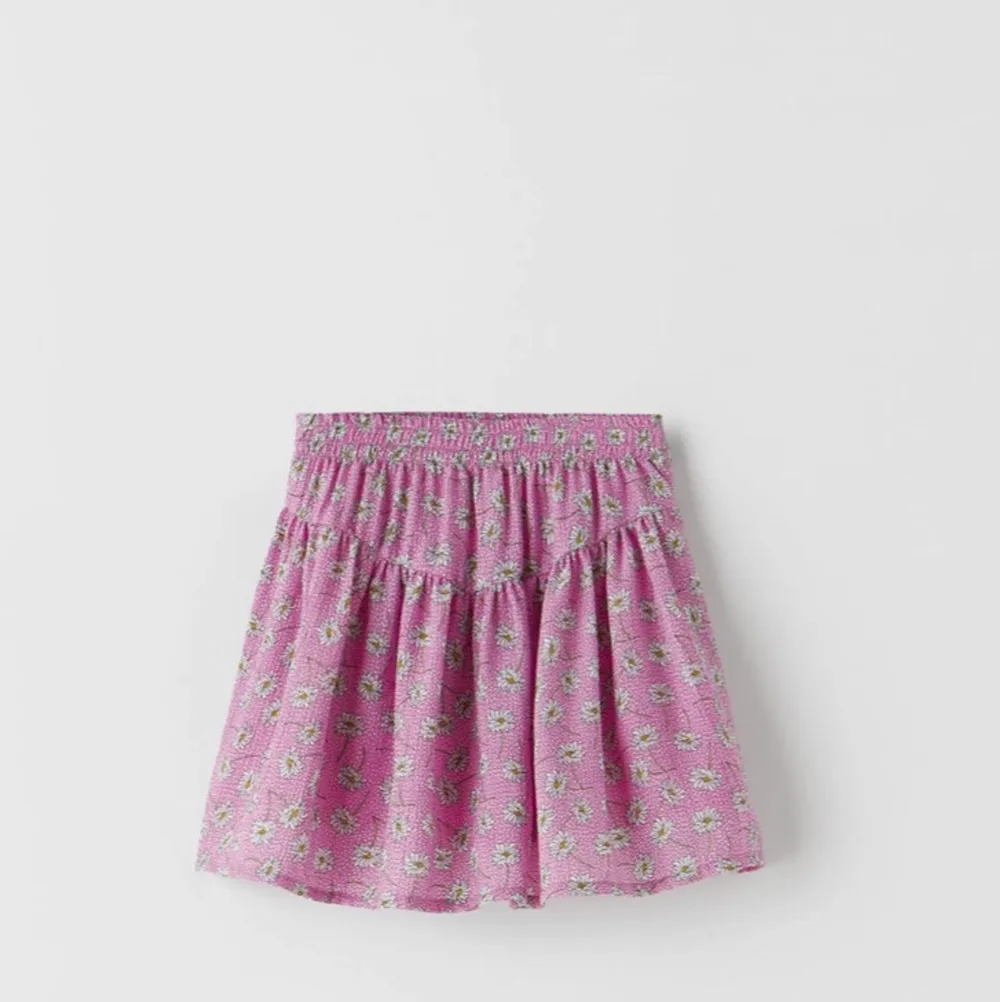 Söker denna helt slutsålda rosa kjol med blommor och volang kan betala mer än original priset💕 skriv gärna om du har eller vet någon som säljer den kan köpa nästan vilken storlek somhelst. Kjolar.