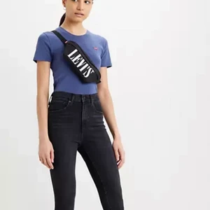 Levis jeans - Levis jeans ”mile high super skinny” svarta: storlek 23 blåa: storlek 24 150kr styck
