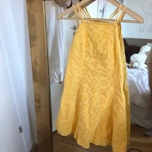 gul sommarklänning  - gul sommarklänning med halva ryggen öppen, jättegullig! fråga om ni undrar något, köparen står för frakten:) 