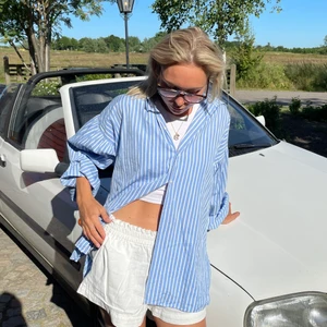 Vita linne shorts!! - Använda fåtal gånger och i mycket fint skick! Fickor som rymmer mycket och resår i midjan och passar därför XS-M 