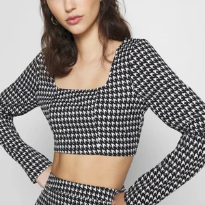 Oanvänd topp från missguided  - Helt ny, oanvänd med prislappen fortfarande kvar på. Väldig snygg och bekväm topp från missguided. Storlek 40 men skulle snarare säga att den är en storlek 38.       Köparen står för frakten, kan annars mötas i Stockholm. 