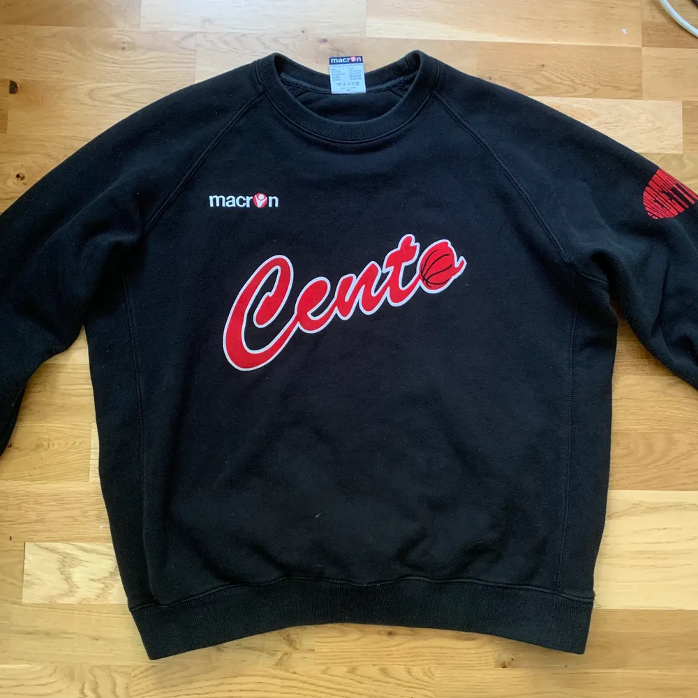 Så fin tröja köpt på beyond retro, använd endast 1 gång. den är i storlek XXL och jag har vanligtvis S i sweatshirts, den är tyvärr alldeles för stor för min smak. Passar båda killar och tjejer. Vid flera intresserade så blir det budgivning🥰🥰 (den ska självklart tvättas innan också) spegeln är skitig haha, pris kan diskuteras 💓. Tröjor & Koftor.