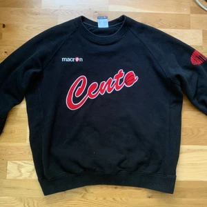 Tröja - Så fin tröja köpt på beyond retro, använd endast 1 gång. den är i storlek XXL och jag har vanligtvis S i sweatshirts, den är tyvärr alldeles för stor för min smak. Passar båda killar och tjejer. Vid flera intresserade så blir det budgivning🥰🥰 (den ska självklart tvättas innan också) spegeln är skitig haha, pris kan diskuteras 💓