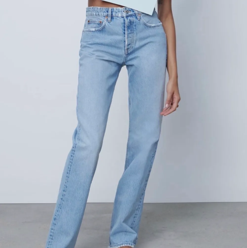 Lågmidjade jeans från zara i modellen ”midrise straight” men jag tycker de är mer lågmidjade än midrise, för de går under naveln på mig. Storlek 38/ medium, passar mig som brukar ha 36/Small. Fler bilder finns, bara att skriva 💘💘💘. Jeans & Byxor.
