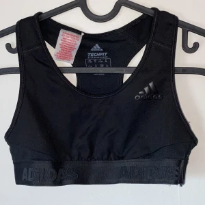 Adidas topp - Adidas träningstopp använt Max 5 gånger innan den hann bli för liten för mig storlek xs, köptes för 379 kr mitt pris 90 kr