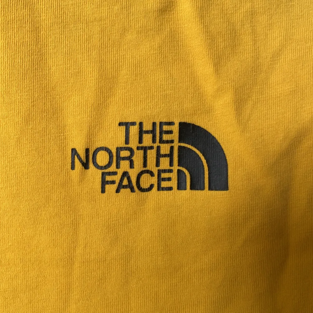 Gul the north face t-shirt. En size M som är sparsamt använd . T-shirts.