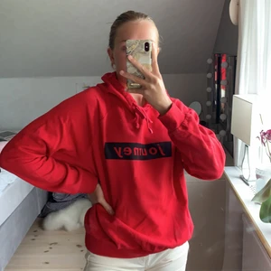 Stor och mysig hoddie - Stor och mysig hoddie. I storlek L. Med en text där det står ”journey”. 