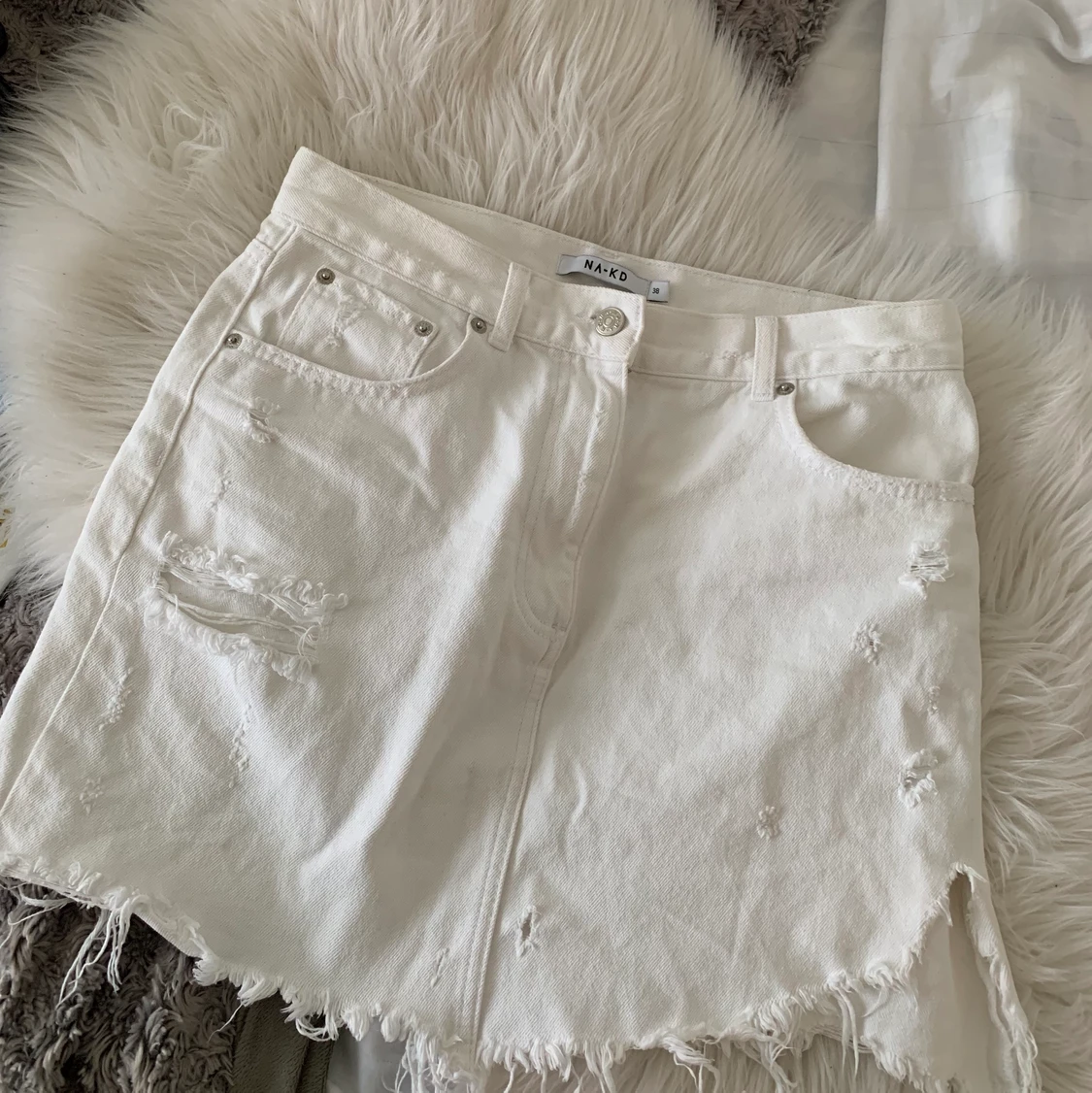 Vit jeans kjol med slitningar  - 90