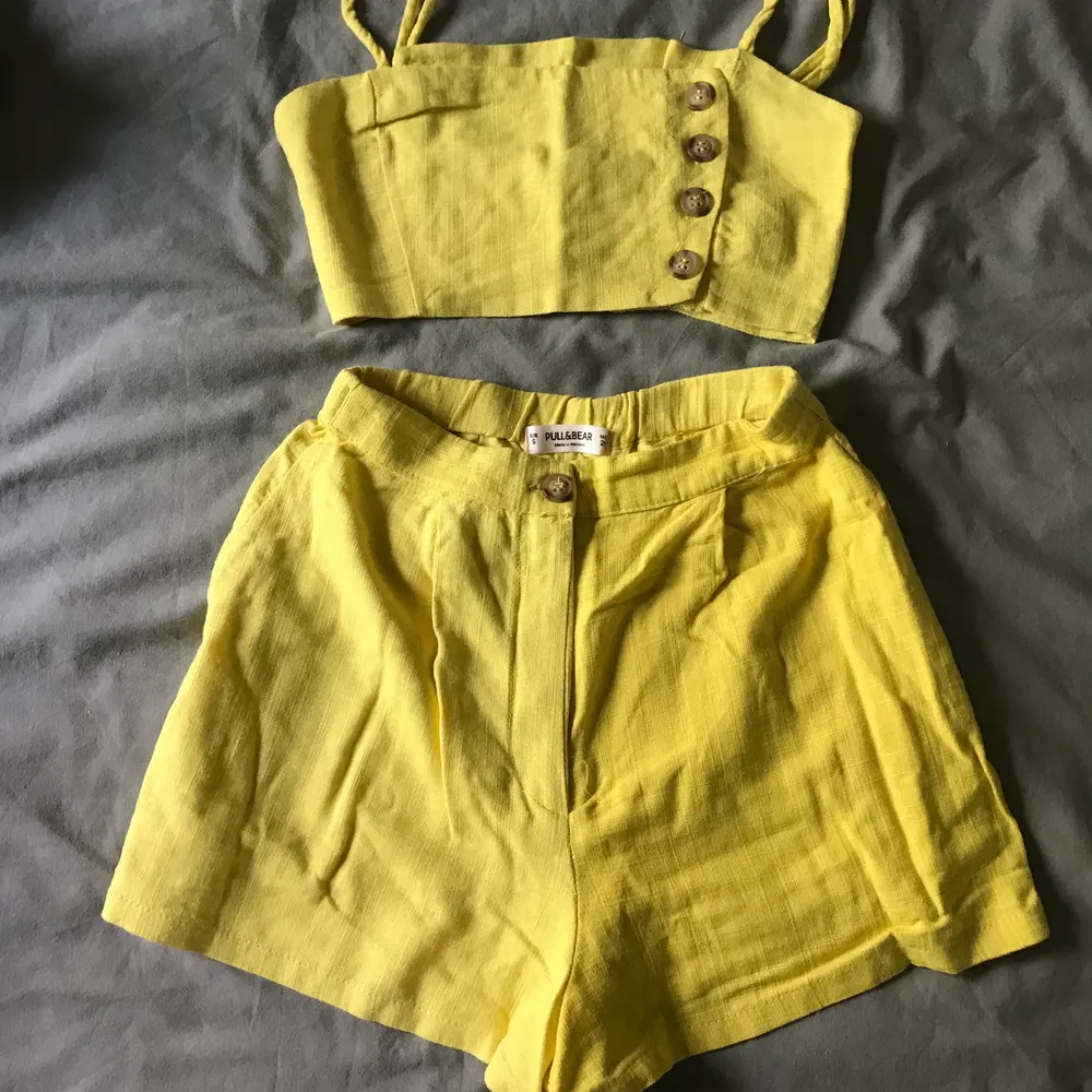 Super cute yellow set from Pull & Bear. Size S but fits like XS. Short and top. Used once. . Klänningar.