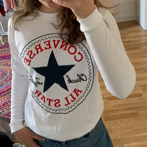 Långärmad tröja från Converse - Tröjan är köpt på Zalando, men säljes pga fel storlek. Passformen är supersnygg, och ärmarna är enligt mig helt perfekta☺️☺️☺️