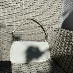 Vit liten axelväska - Jättepraktisk axelväska som passar med nästan varje outfit. Använt ca 1 år men den är i nytt skick. 