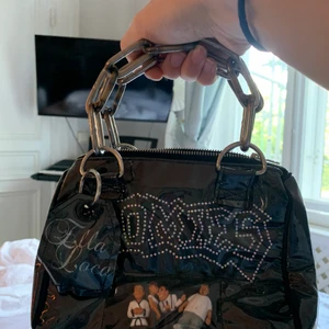 Väska - Säljer den här asballa väskan då den inte kommer till använding. Köpt förra året här på plick för 1000❤️