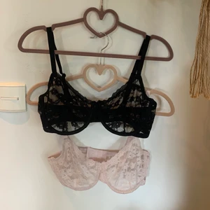 Bygel bralette  - Två jättefina bh-ar från H&M. Hade gärna behållt dem själv men de är tyvärr för små… Storlek 75D men skulle snarare uppskatta till 75C. Den rosa bh-n har en pytteliten fläck annars är de som nya! 70+frakt för båda eller 40+frakt styck