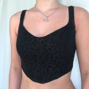 Korsett/topp - Korsett/topp som jag köpt på Plick som tyvärr har blivit för liten. Storlek 8 (S/M) men passar XS-S. Dragkedja i bak. 100kr + frakt 💕