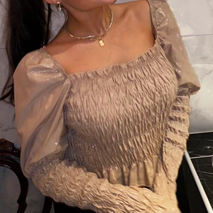 Stl  - L     Jag är en s/m men denna i L funkar endå   - Glittrig ,  glansig,  beige   