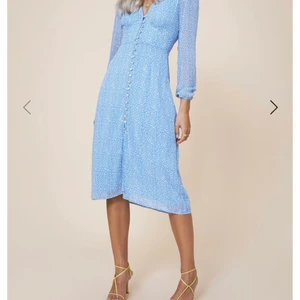 Adoore paris printed blue dress S - Säljer denna populära helt slutsålda blåa klänningen från adoore, inköptes för 2 mån sen till midsommaroutfit för ord pris, kvitto finns kvar. Storleken är S/36, passar dig som är båda xs/s. Buda från 1295 kr på klänningen, hög efterfrågan på just denna. Kan mötas upp i upl väsby samt postas med postnord som brev/eller alt spårbart alternativ. Köpare står för frakten