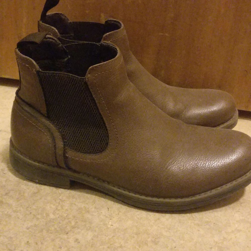 Mint condition Chelsea boots perfect for both winters and autumn . Skor.