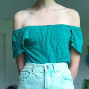 Söt topp från H&M stl XS - Använd grön ribbad topp men i bra skick. Perfekt till sommaren ☀️