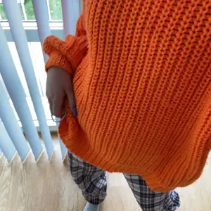 tröjan är vanligtvis 300kr ny men säljer billigare! Väldigt orange och varm för vintern. Köparen betalar frakt👍🏼 DM FÖR INTRESSE 💕