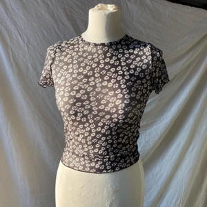 ASOS DESIGN blommig åtsittande top i mech EU 34 - Plagget har ett töjbart och genomskinligt tyg, så om du inte är lite risky av dig kan en BH vara bra undertill! Plagget är oanvänd och är därför i nyskick! 😊 150 kr + frakt! (Original pris 245 kr) 