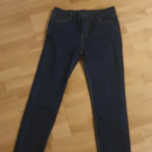 Byxorna från Shein - Säljer dessa supersnygga  byxor från Shein. De är helt nya.Jag köpte i fel storlek. 